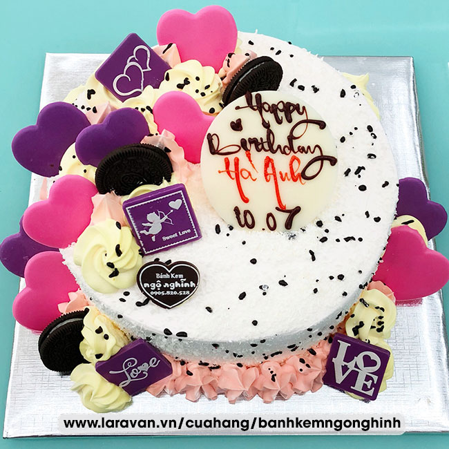 Bánh kem sinh nhật trang trí tim socola và bánh hấp dẫn tặng nữ