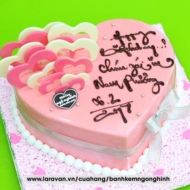 Bánh kem sinh nhật phủ socola hồng và gắn tim đẹp lạ tặng nữ